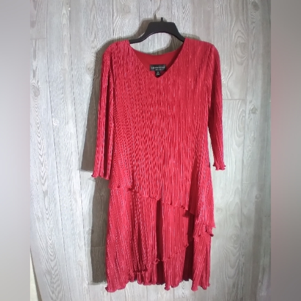 Connected red layered dress - Picture 2 of 9